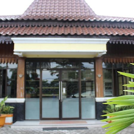 Simpang Tujuh Hotel Cepu Bagian luar foto