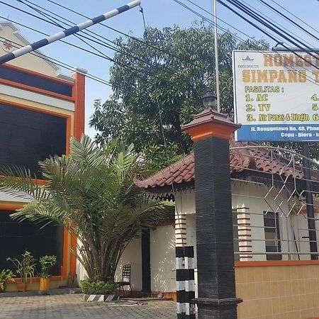 Simpang Tujuh Hotel Cepu Bagian luar foto