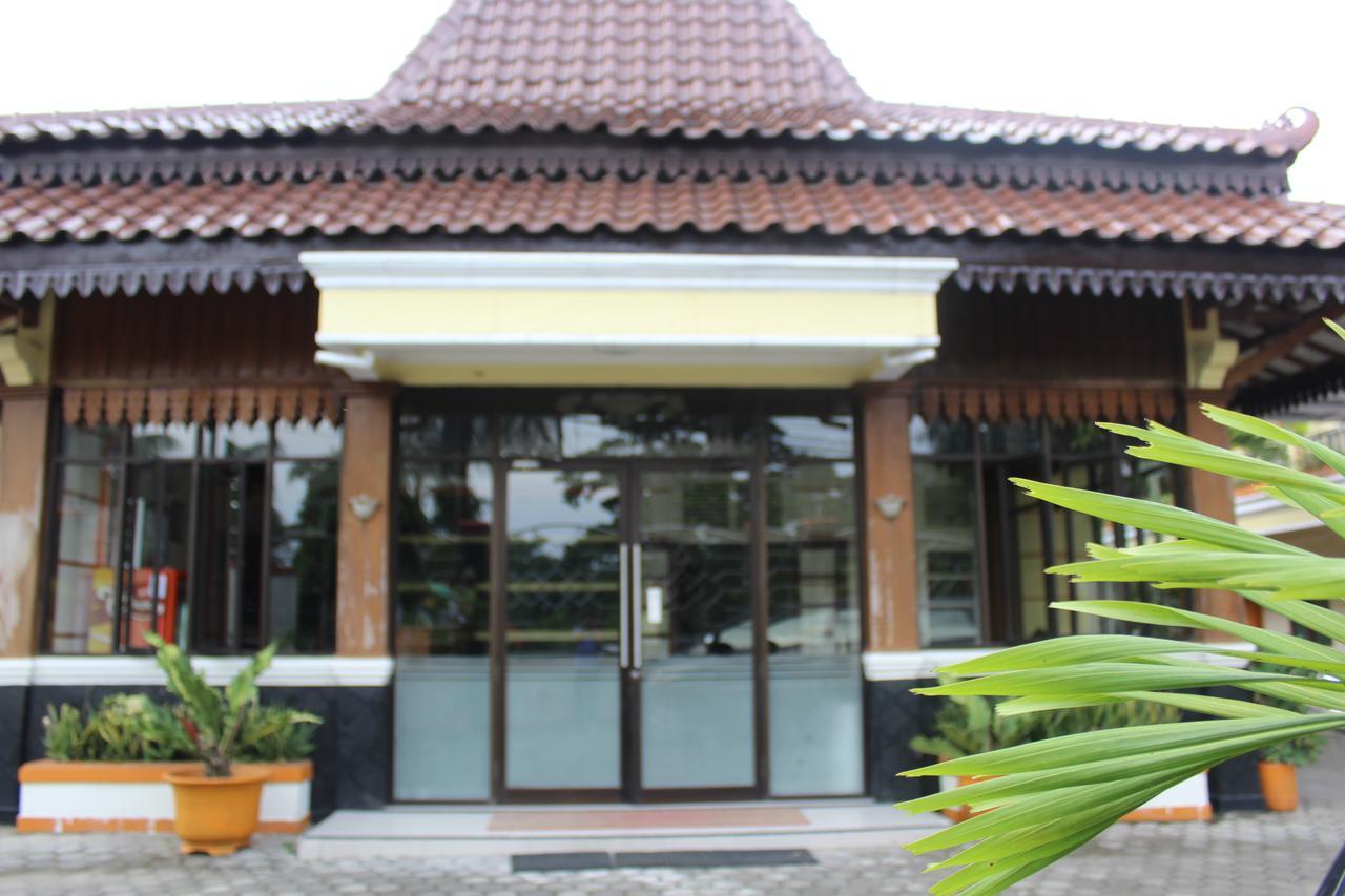 Simpang Tujuh Hotel Cepu Bagian luar foto