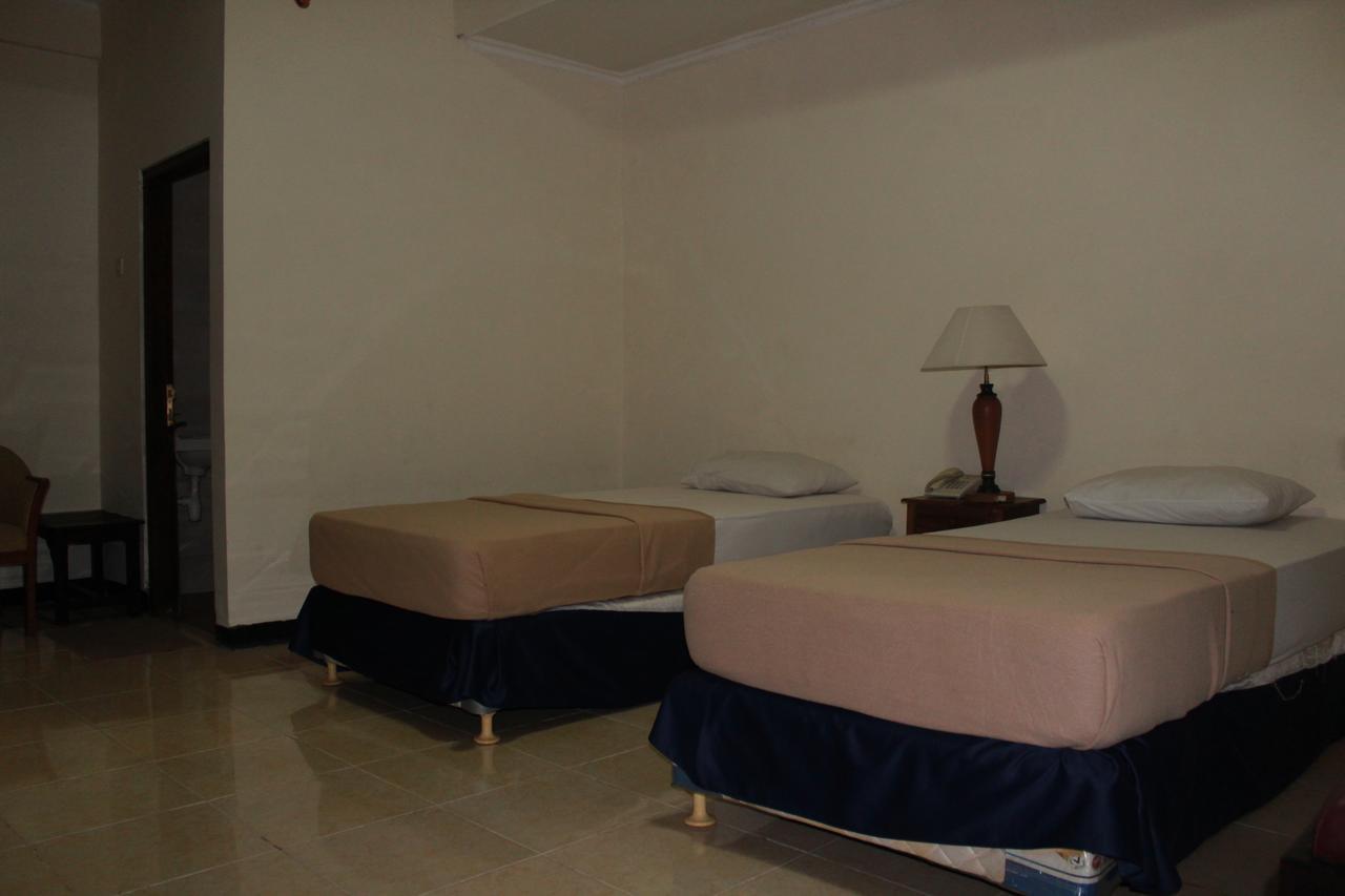 Simpang Tujuh Hotel Cepu Bagian luar foto