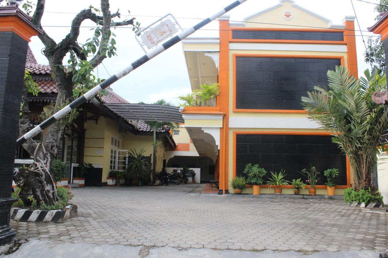 Simpang Tujuh Hotel Cepu Bagian luar foto