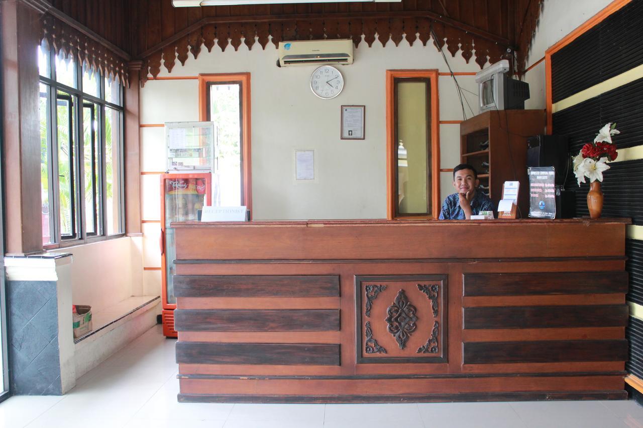 Simpang Tujuh Hotel Cepu Bagian luar foto