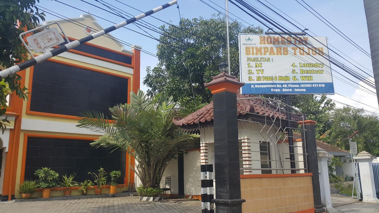Simpang Tujuh Hotel Cepu Bagian luar foto