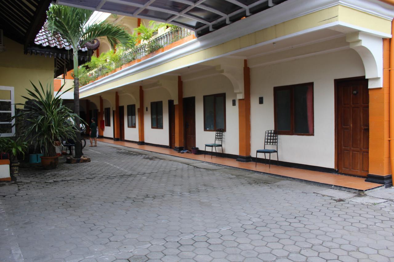 Simpang Tujuh Hotel Cepu Bagian luar foto