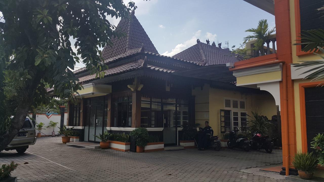 Simpang Tujuh Hotel Cepu Bagian luar foto