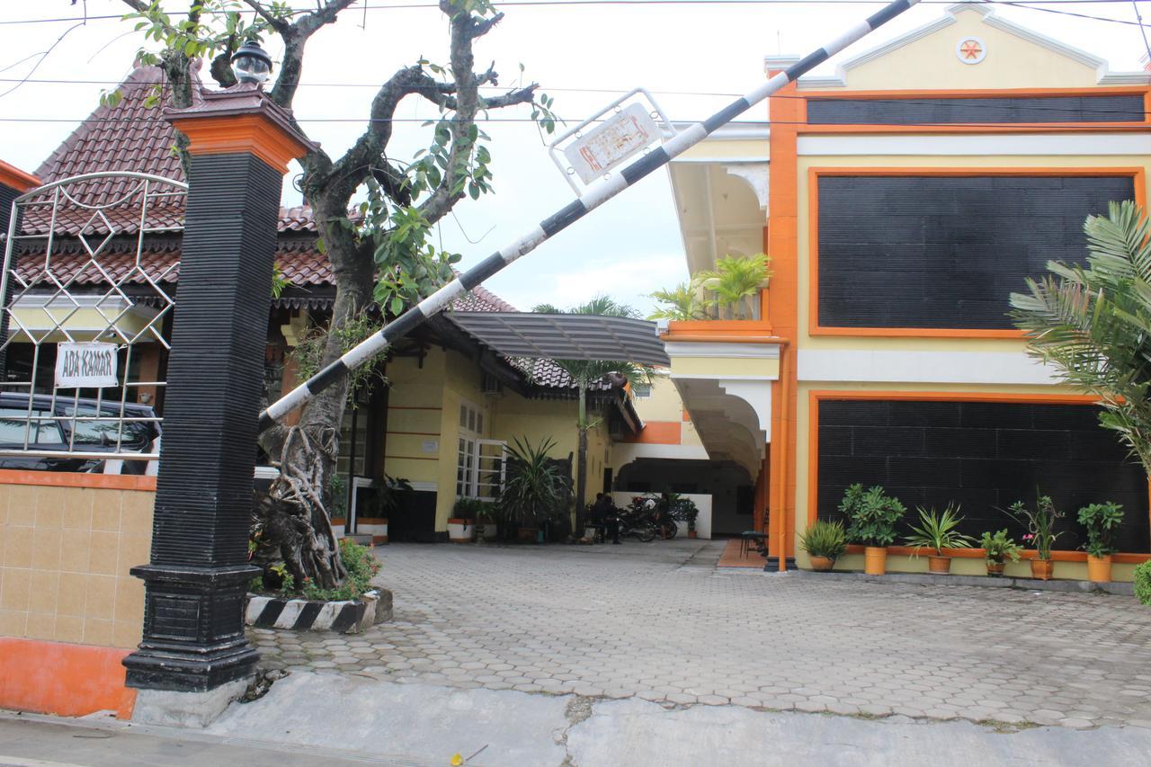 Simpang Tujuh Hotel Cepu Bagian luar foto