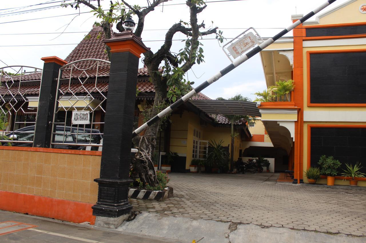 Simpang Tujuh Hotel Cepu Bagian luar foto