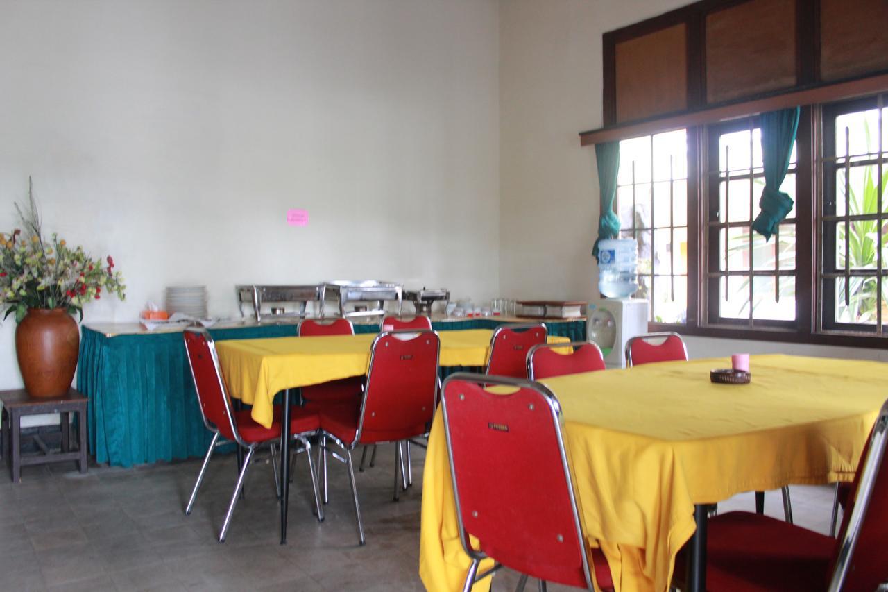 Simpang Tujuh Hotel Cepu Bagian luar foto