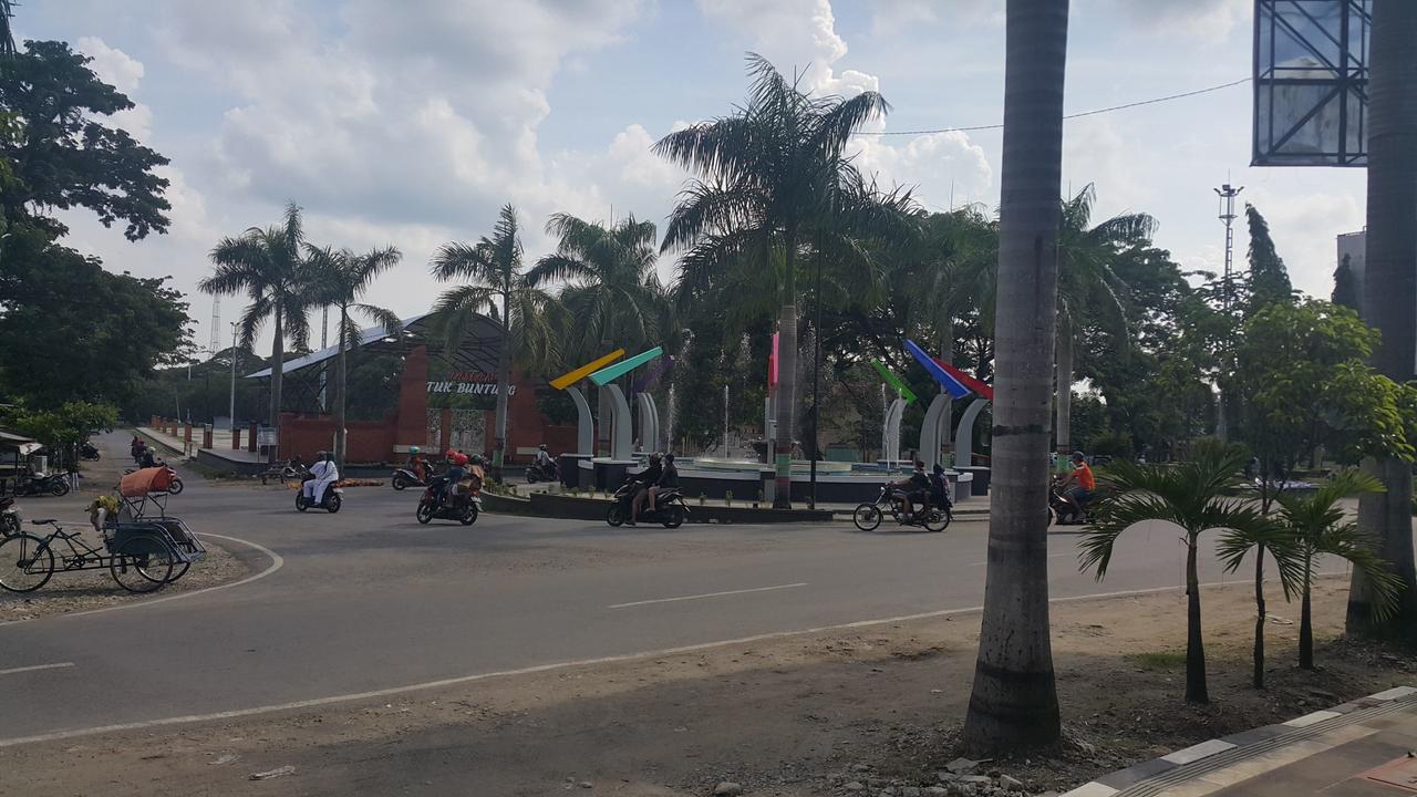 Simpang Tujuh Hotel Cepu Bagian luar foto