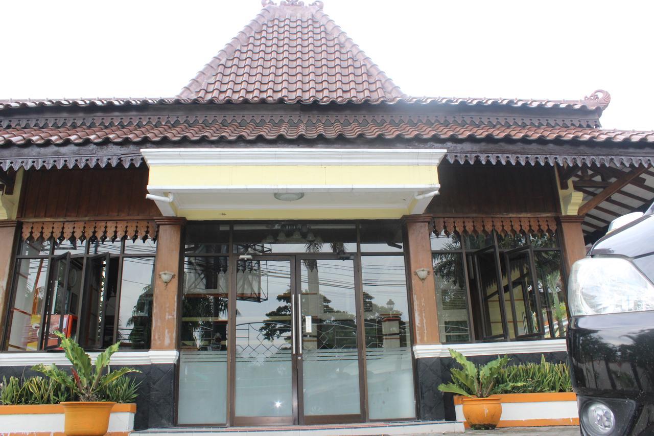 Simpang Tujuh Hotel Cepu Bagian luar foto